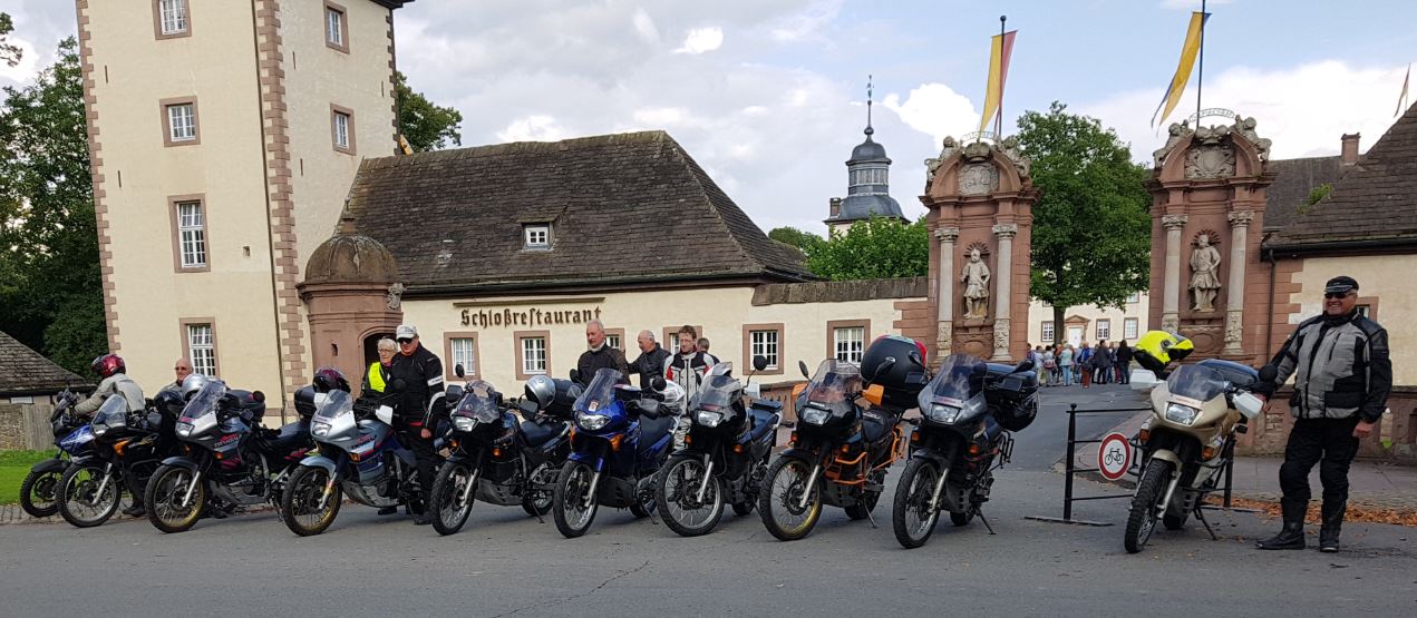 Der Rest der Truppe vor dem Schloss Corvey