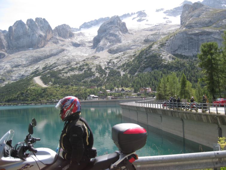 Gletscher und See auf dem Fedaia-Pass