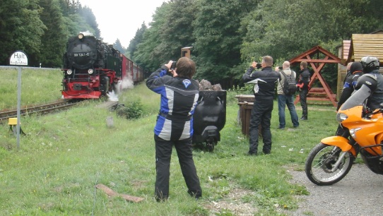 Ungewohntes Bild: Transalper mit Dampflok