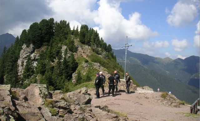 Transalper am Gipfelkreuz des Manghen-Passes