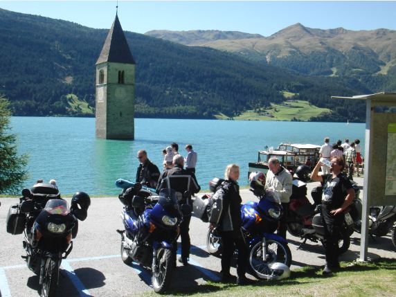 Pause beim berühmten Kirchturm am Reschenpass